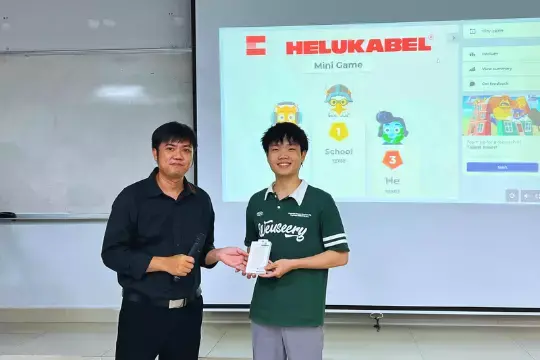 Mr. Le Tran Chinh - Business Development Manager of HELUKABEL Vietnam presented prizes to Le Van Truong in the mini-game.