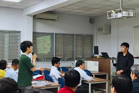 Le Van Truong (standing, green shirt) in the exchange of professional knowledge about specialized electrical cables in industry with engineer Le Tran Chinh - Business Development Manager of HELUKABEL Vietnam (standing, black shirt).