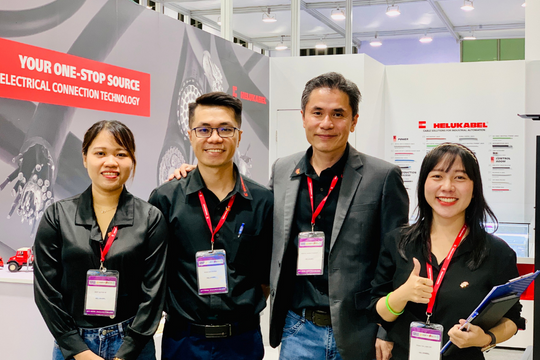Ông Prapan Angsuthasawit, Director của HELUKABEL Việt Nam (mặc vest, đứng từ phải qua trái) cùng đội ngũ nhân viên kinh doanh của công ty.