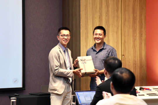 Anh Joseph đại diện ban tổ chức trao tặng phần quà may mắn của hội thảo cho khách mời, anh Huỳnh Tấn Phước, Tổng Giám đốc công Ty Phước Thịnh Solar.