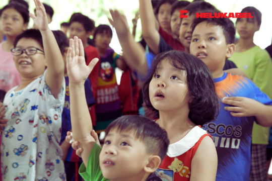 Các em tại làng được tham gia phần thi đố vui có thưởng trong không khí sôi nổi và phấn khởi (Ảnh: HELUKABEL Việt Nam).