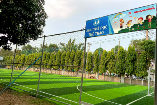 Sân banh được xây dựng vào năm 2019 là nơi vui chơi của nhiều em nhỏ sau giờ học tập (Ảnh: HELUKABEL Việt Nam).