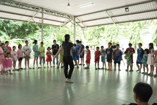 Các bé được tham gia sinh hoạt vòng tròn với những phần hoạt náo thú vị (Ảnh: HELUKABEL Việt Nam).