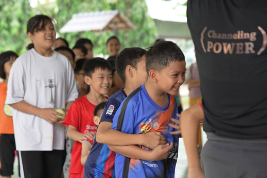 Các bé hào hứng khi tham gia các trò chơi vận động trong chương trình (Ảnh: Helukabel Việt Nam).